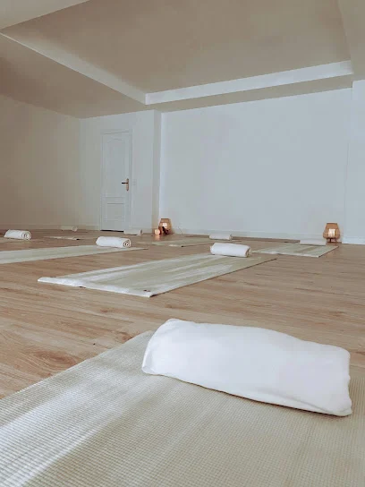 Alirayoga · Alira Studio