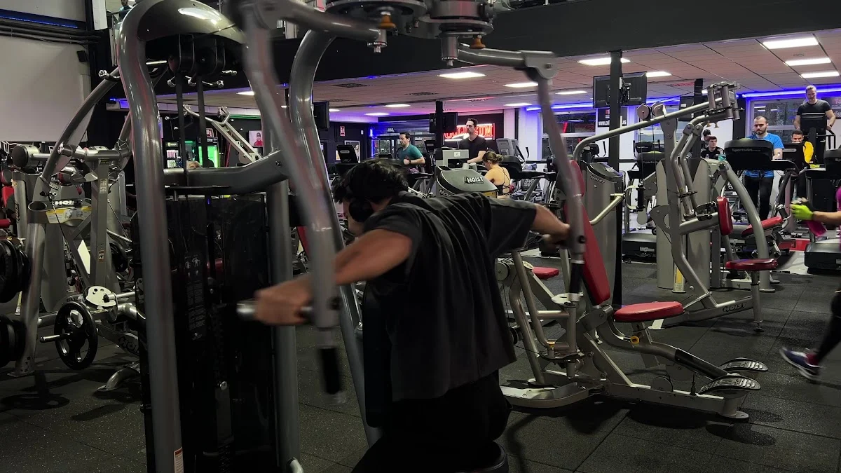 Coliseum Gym - 3