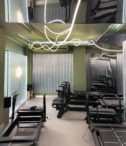 Floor Studio | Pilates Refomer en máquina | Barre