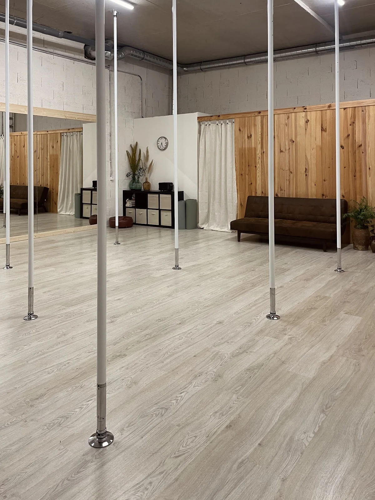 STILO POLE DANCE STUDIO